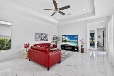 House in Port St. Lucie, Florida 3 bedrooms, 307.69 sq.m. № 2335230 - photo 21
