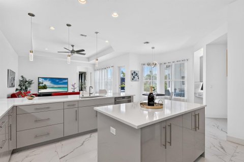 House in Port St. Lucie, Florida 3 bedrooms, 307.69 sq.m. № 2335230 - photo 14