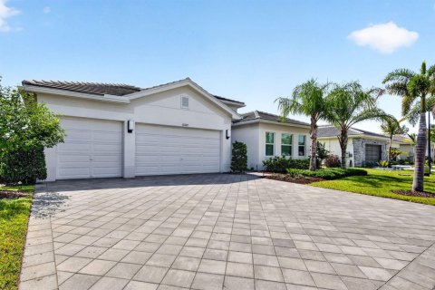 House in Port St. Lucie, Florida 3 bedrooms, 307.69 sq.m. № 2335230 - photo 3