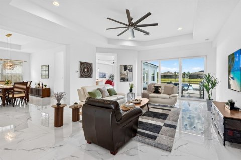 House in Port St. Lucie, Florida 3 bedrooms, 307.69 sq.m. № 2335230 - photo 7