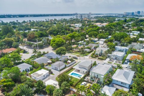 House in West Palm Beach, Florida 3 bedrooms, 159.42 sq.m. № 914293 - photo 1