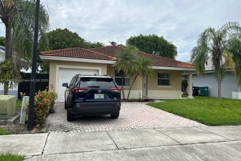 Снять в аренду виллу или дом в Майами, Флорида 3 спальни, 145.11м2, № 1924483 - фото 4