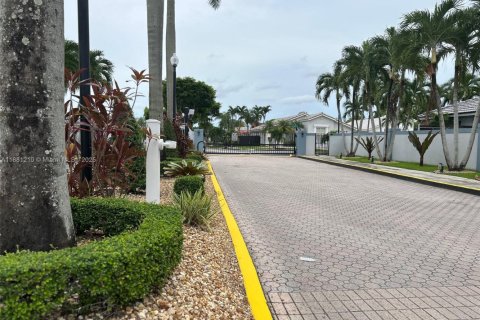 Снять в аренду виллу или дом в Майами, Флорида 3 спальни, 145.11м2, № 1924483 - фото 2