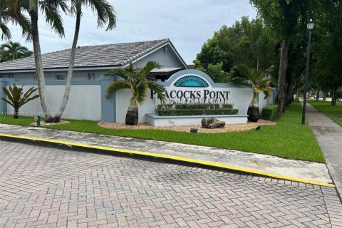 Снять в аренду виллу или дом в Майами, Флорида 3 спальни, 145.11м2, № 1924483 - фото 1