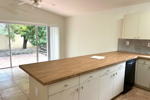 Снять в аренду виллу или дом в Майами, Флорида 3 спальни, 145.11м2, № 1924483 - фото 7