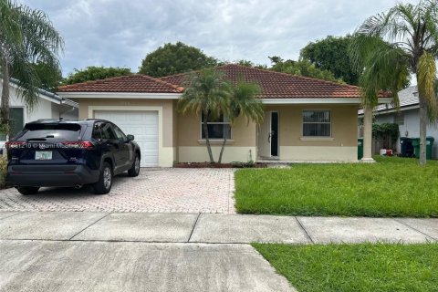 Снять в аренду виллу или дом в Майами, Флорида 3 спальни, 145.11м2, № 1924483 - фото 3