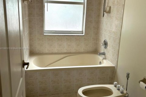 Снять в аренду виллу или дом в Майами, Флорида 3 спальни, 145.11м2, № 1924483 - фото 12