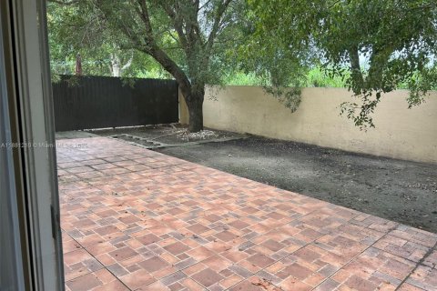 Снять в аренду виллу или дом в Майами, Флорида 3 спальни, 145.11м2, № 1924483 - фото 18