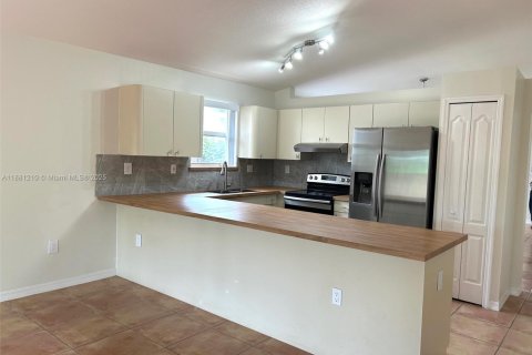 Снять в аренду виллу или дом в Майами, Флорида 3 спальни, 145.11м2, № 1924483 - фото 8