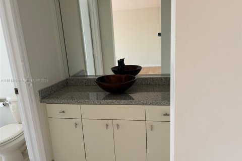 Снять в аренду виллу или дом в Майами, Флорида 3 спальни, 145.11м2, № 1924483 - фото 11