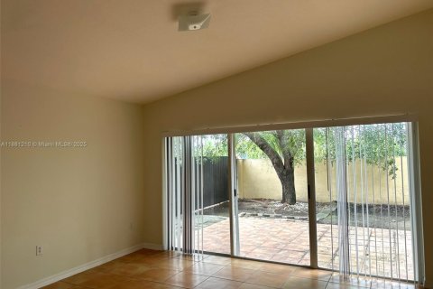 Снять в аренду виллу или дом в Майами, Флорида 3 спальни, 145.11м2, № 1924483 - фото 15