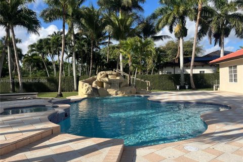 House in Miami, Florida 5 bedrooms, 288.28 sq.m. № 2008095 - photo 5