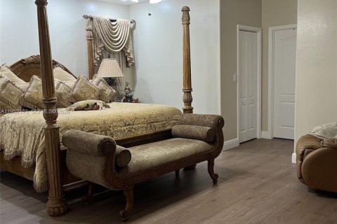 House in Miami, Florida 5 bedrooms, 288.28 sq.m. № 2008095 - photo 15