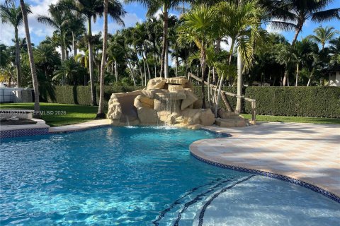 House in Miami, Florida 5 bedrooms, 288.28 sq.m. № 2008095 - photo 4