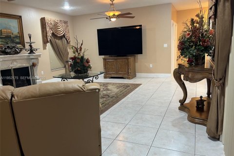 House in Miami, Florida 5 bedrooms, 288.28 sq.m. № 2008095 - photo 10