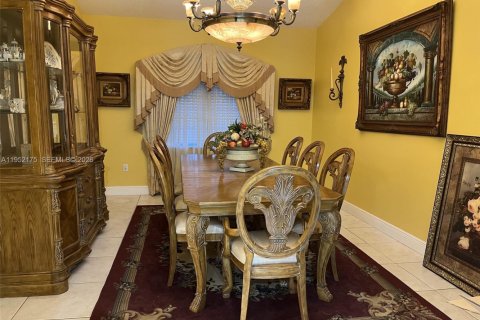 House in Miami, Florida 5 bedrooms, 288.28 sq.m. № 2008095 - photo 11