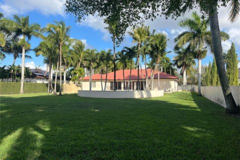 House in Miami, Florida 5 bedrooms, 288.28 sq.m. № 2008095 - photo 6