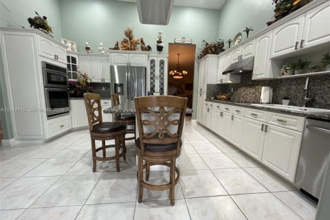 House in Miami, Florida 5 bedrooms, 288.28 sq.m. № 2008095 - photo 13