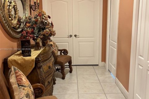 House in Miami, Florida 5 bedrooms, 288.28 sq.m. № 2008095 - photo 8