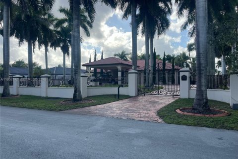 House in Miami, Florida 5 bedrooms, 288.28 sq.m. № 2008095