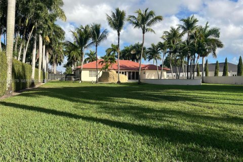 House in Miami, Florida 5 bedrooms, 288.28 sq.m. № 2008095 - photo 7