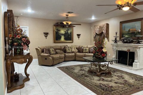 House in Miami, Florida 5 bedrooms, 288.28 sq.m. № 2008095 - photo 9