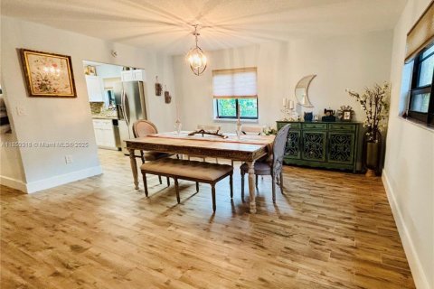 Condo in Tamarac, Florida, 2 bedrooms  № 2014414 - photo 5