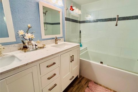 Condo in Tamarac, Florida, 2 bedrooms  № 2014414 - photo 21