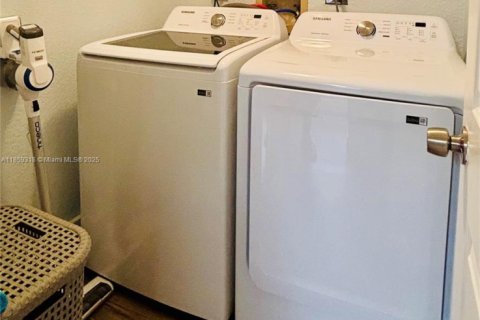 Condo in Tamarac, Florida, 2 bedrooms  № 2014414 - photo 15