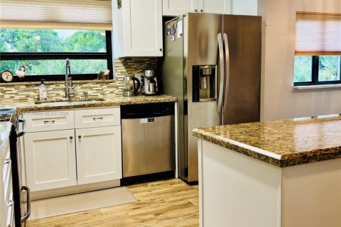 Condo in Tamarac, Florida, 2 bedrooms  № 2014414 - photo 8