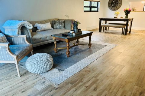 Condo in Tamarac, Florida, 2 bedrooms  № 2014414 - photo 17