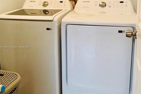 Condo in Tamarac, Florida, 2 bedrooms  № 2014414 - photo 12