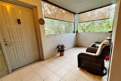 Condo in Tamarac, Florida, 2 bedrooms  № 2014414 - photo 2