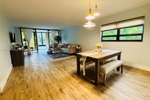 Condo in Tamarac, Florida, 2 bedrooms  № 2014414 - photo 13