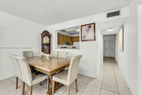 Condo in Miami, Florida, 2 bedrooms  № 1737813 - photo 11