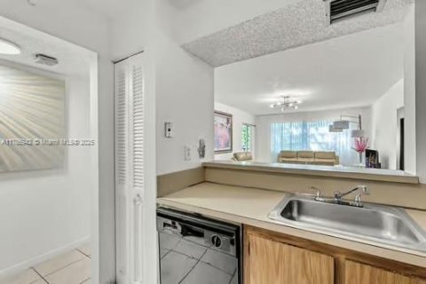 Condo in Miami, Florida, 2 bedrooms  № 1737813 - photo 8