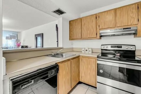 Condo in Miami, Florida, 2 bedrooms  № 1737813 - photo 7