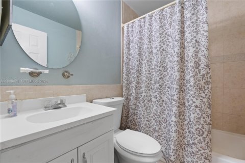 Condo in Miami, Florida, 2 bedrooms  № 1997419 - photo 11