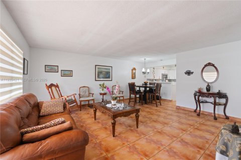 Condo in Miami, Florida, 2 bedrooms  № 1997419 - photo 3