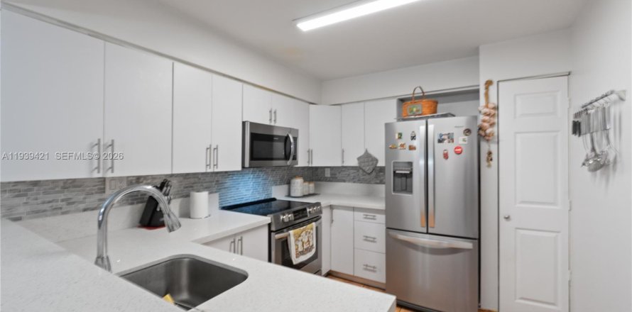 Condo in Miami, Florida, 2 bedrooms  № 1997419