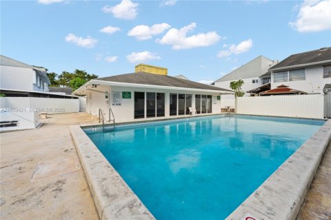 Condo in Miami, Florida, 2 bedrooms  № 1997419 - photo 21