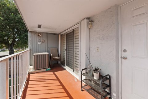 Condo in Miami, Florida, 2 bedrooms  № 1997419 - photo 16