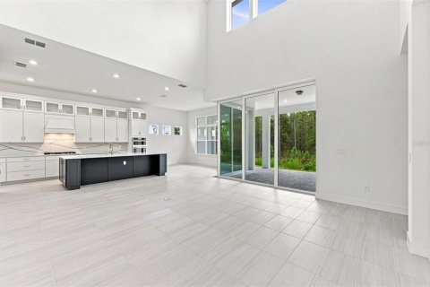 House in Zephyrhills, Florida 5 bedrooms, 414.81 sq.m. № 2341687 - photo 6