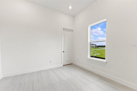 House in Zephyrhills, Florida 5 bedrooms, 414.81 sq.m. № 2341687 - photo 13