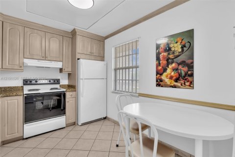 Condo in Dania Beach, Florida, 2 bedrooms  № 2401341 - photo 29