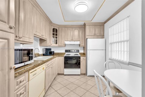 Condo in Dania Beach, Florida, 2 bedrooms  № 2401341 - photo 28