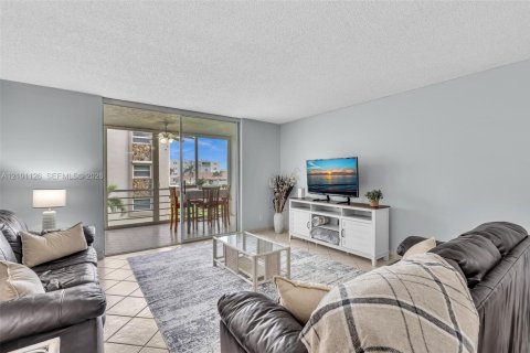 Condo in Dania Beach, Florida, 2 bedrooms  № 2401341 - photo 12