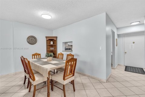 Condo in Dania Beach, Florida, 2 bedrooms  № 2401341 - photo 15