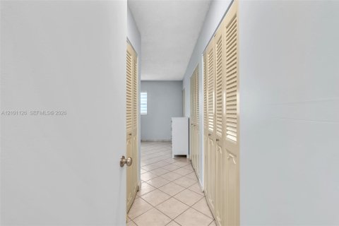 Condo in Dania Beach, Florida, 2 bedrooms  № 2401341 - photo 18
