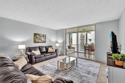 Condo in Dania Beach, Florida, 2 bedrooms  № 2401341 - photo 11